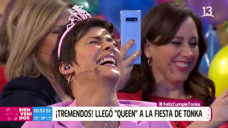 Martín Cárcamo sacó aplausos con divertida performance como Freddie Mercury en cumpleaños de Tonka