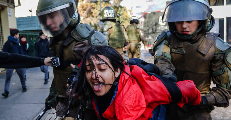Carabineros dio de baja a funcionaria que agredió a fotógrafa frente al Instituto Nacional