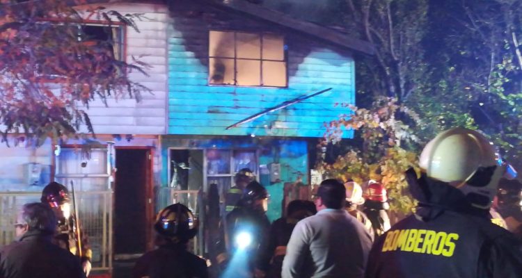 Madre muere en incendio de su casa en Osorno: salvó a sus dos hijos pero ella no logró escapar