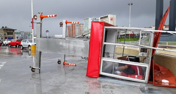 Tromba marina botó torre de vigilancia en Mall del Trébol con guardia en su interior