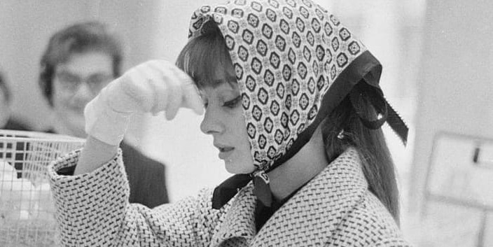 El sencillo truco con el que podrás lucir el look del pañuelo de la icónica actriz Audrey Hepburn