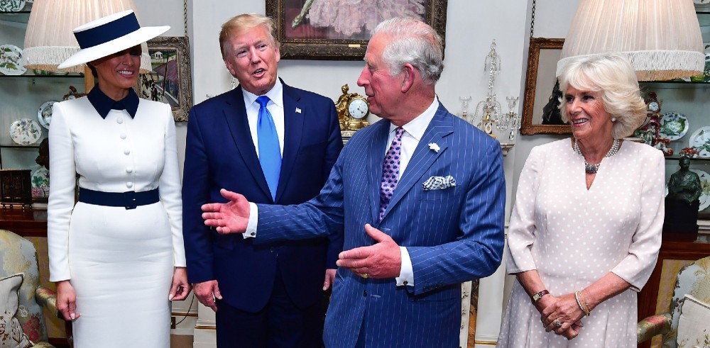 El curioso gesto de Camilla a espaldas de Trump que se ha vuelto viral: le guiñó a miembro del staff
