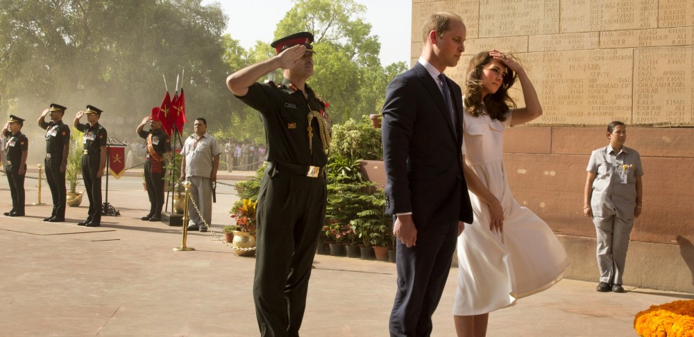 El sencillo y práctico secreto de moda con el que Kate y Meghan evitan que se les levante la falda