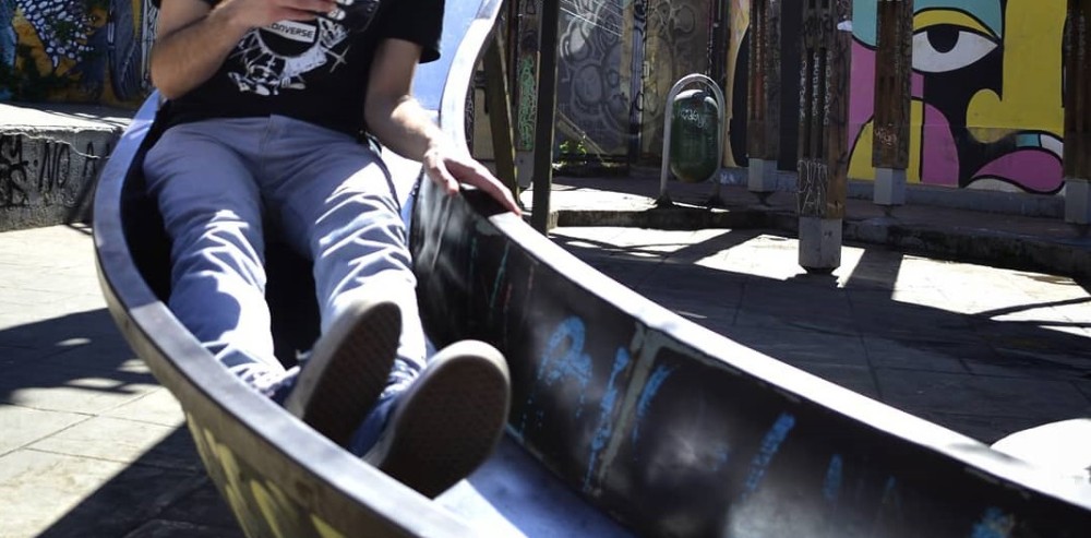 Solo pasa en Chile: Carabineros pilló a delincuentes mientras se robaban un resbalín en Quillota