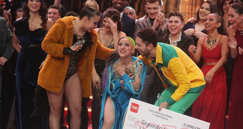 Jazz Torres sufrió pequeño percance con su galvano tras ganar 'Rojo': se le cayó