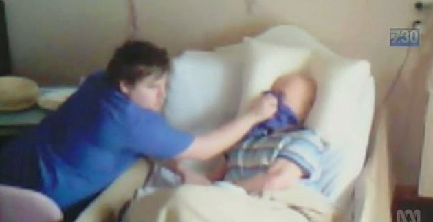 Australia: mujer registró con una cámara oculta cómo un cuidador maltrataba a su padre de 89 años