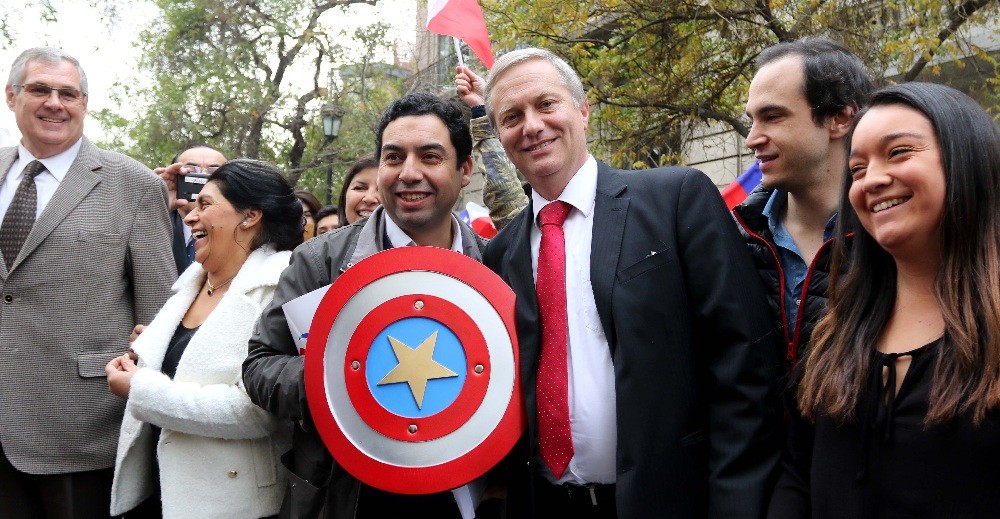 ¿Capitán América chileno? José Antonio Kast y los memes que dejó el nuevo logo de su partido
