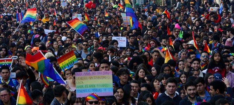 Las postales que dejó la Marcha del Orgullo en Santiago: convocó a más de 100 mil personas