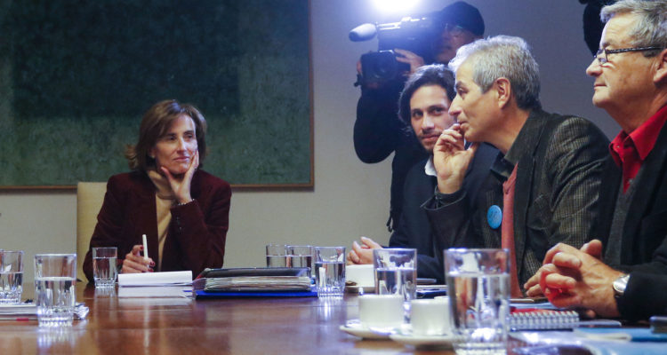 Menos carga laboral, más seguridad y beneficios: la propuesta del Mineduc para terminar paro docente