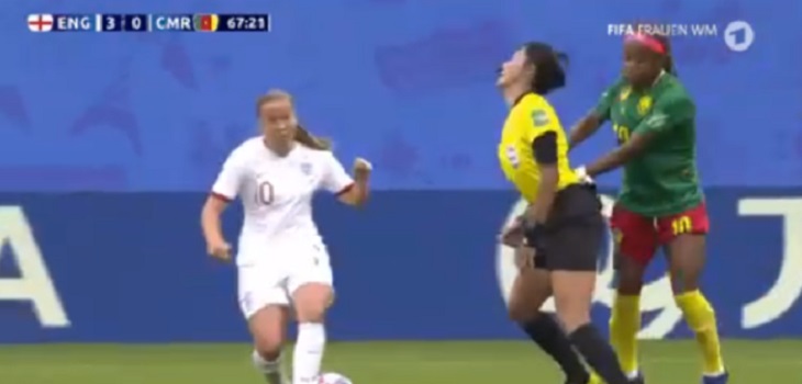 Empujón, patada y escupo marcaron el triunfo de Inglaterra sobre Camerún en Copa del Mundo