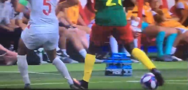 Empujón, patada y escupo marcaron el triunfo de Inglaterra sobre Camerún en Copa del Mundo