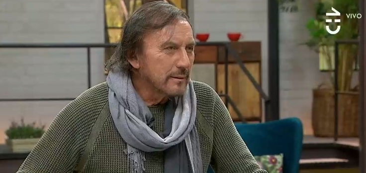 Carlos Pinto fue víctima de hilarante broma en Contigo en La Mañana: casi come flores de utilería