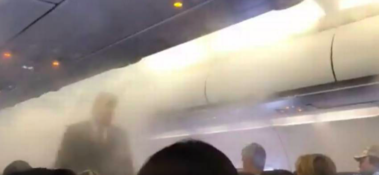 Literalmente en las nubes: pasajeros quedan sorprendidos con extraño fenómeno en cabina de un avión