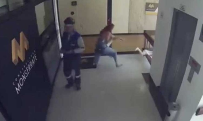 Impactante video muestra cómo una madre salva a su hijo de caer por escalera: se habría descuidado
