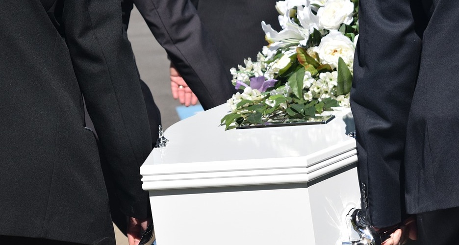 Video viral muestra momento en que familiares de difunto roban sus pertenencias en pleno velorio