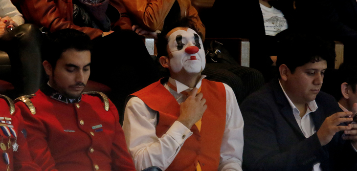 El mimo que se robó las miradas y  sacó de quicio a Carabineros durante la Cuenta Pública