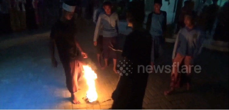 Indonesia: el increíble registro de adolescentes jugando fútbol descalzos con un balón de fuego