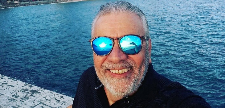 Hombre dejó de fumar y ahorró 14 millones de pesos: pudo viajar a varios países y cambiar su auto