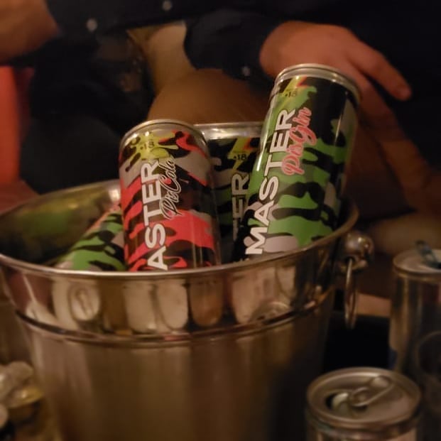 Piscola en lata, nuevo formato creado por ex Masterchef