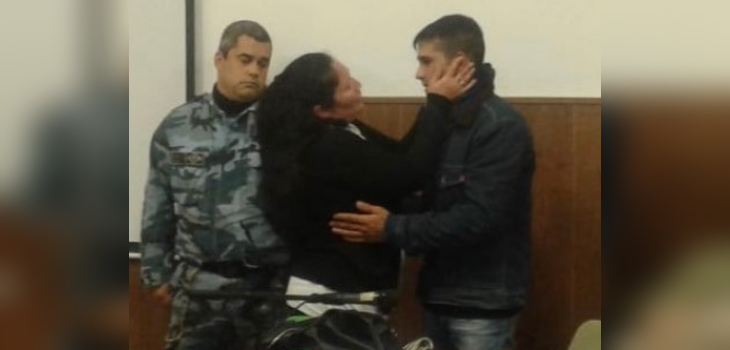 Madre abrazó y perdonó al asesino de su hijo en pleno juicio: conmovedor video se hizo viral