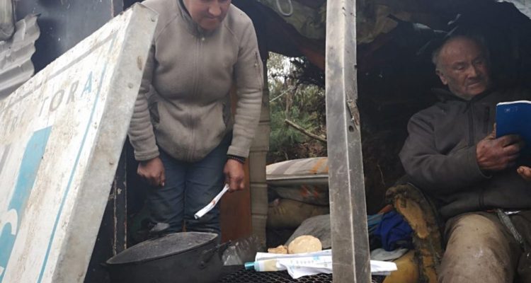 Anciano vivía abandonado entre la basura en Puerto Montt: fue llevado a hogar para adultos mayores