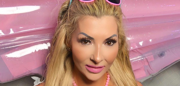 Tras bullying por su apariencia: mujer ha gastado millones en cirugías para lucir igual a una Barbie