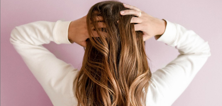 ¿Lo estás aplicando bien? Experta explicó cómo utilizar el shampoo en seco de forma correcta