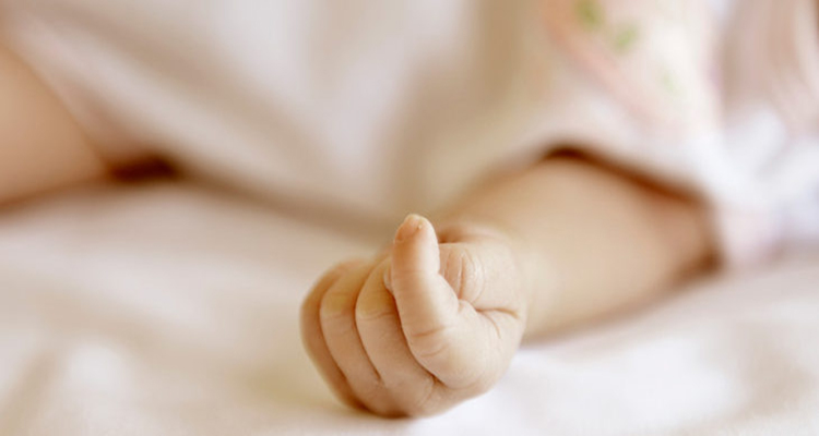 Lo cuidaba su abuela: bebé de 9 meses cayó desde segundo piso de edificio en Playa Ancha