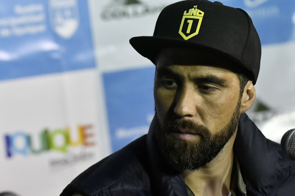 Claudio Bravo bromea por no estar en La Roja: 