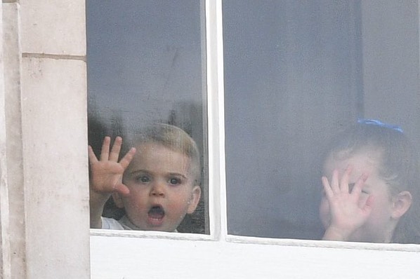 Príncipe Louis hizo su primera aparición pública: usó look idéntico al de Harry hace 30 años