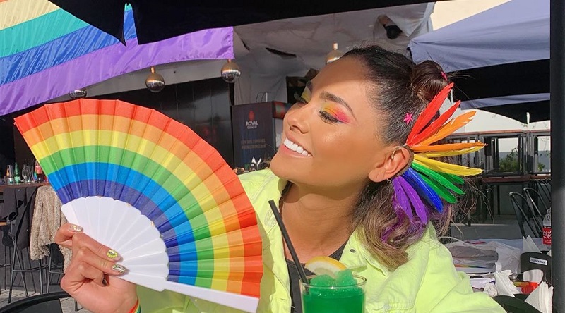 La imagen de Camila Recabarren y su polola en la Marcha del Orgullo que enamoró en redes