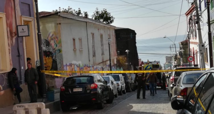 A plena luz del día: turista canadiense murió apuñalado frente a su esposa en Cerro Alegre