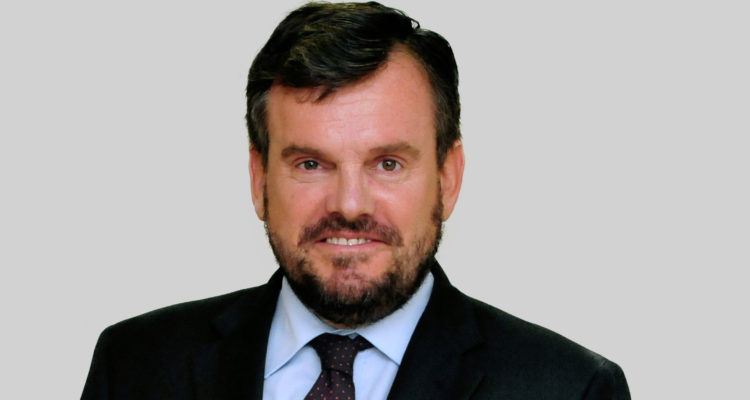 Firma de hijo de Carlos Larraín se adjudicó millonario contrato en Mineduc y generó repudio en redes