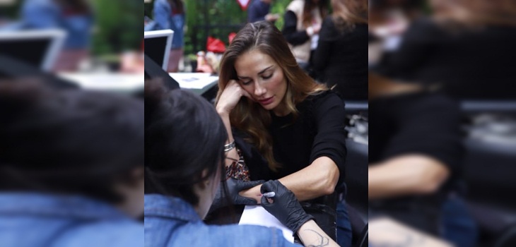 Carola de Moras y el enigmático mensaje en código morse que oculta su nuevo tatuaje