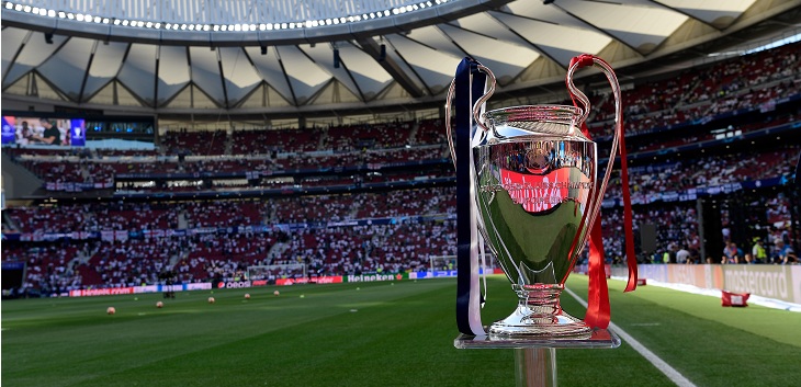 Corriendo y semidesnuda: la desconcertante performance de modelo rusa en final de Champions League