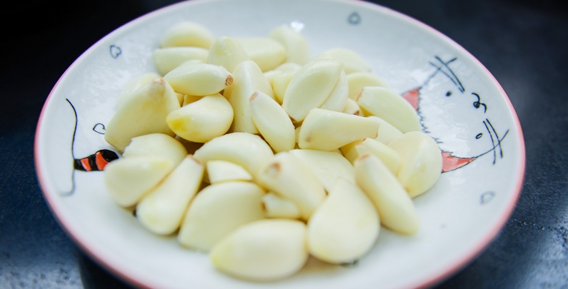 Simple y sencillo: video que muestra cómo pelar una cabeza de ajo se volvió viral