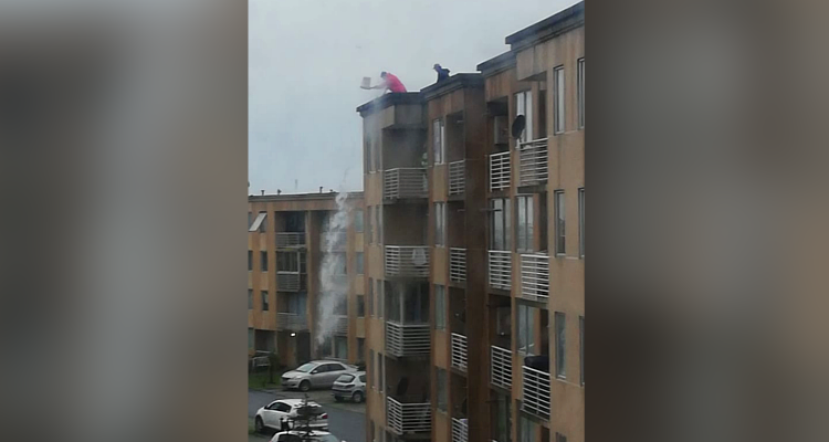 Vecinos afectados por tromba en Talcahuano sufren por graves inundaciones: sacan el agua con baldes