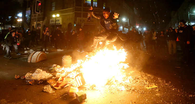 Barricadas, molotovs y detenidos: las postales de los graves disturbios en las afueras del Congreso