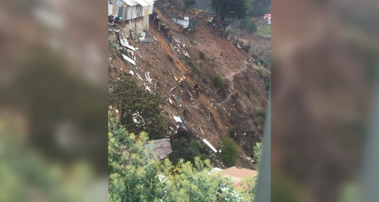 Embarazada cayó 25 metros tras desprendimiento de su cocina en cerro de Valparaíso