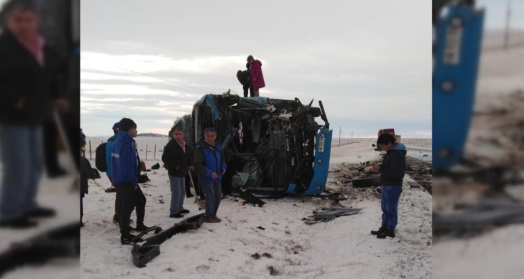 2 muertos y 40 lesionados tras violenta colisión frontal entre camión y un bus en Magallanes