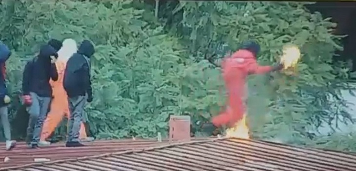 Impactante video: encapuchado se quemó tras lanzar una bomba molotov en el Instituto Nacional