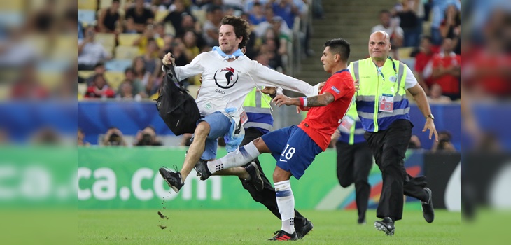 Hincha 'disfrazado' de gallina invadió partido de Chile con Uruguay: Jara lo botó de una patada