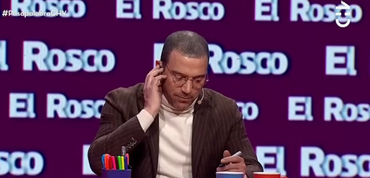 Es poeta y miembro de la RAE: el hombre que dirime las dudas del 'Rosco' en 'Pasapalabra'