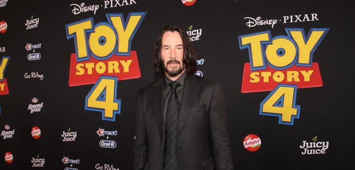 La particular forma que tiene Keanu Reeves para fotografiarse con sus fanáticas y que se hizo viral