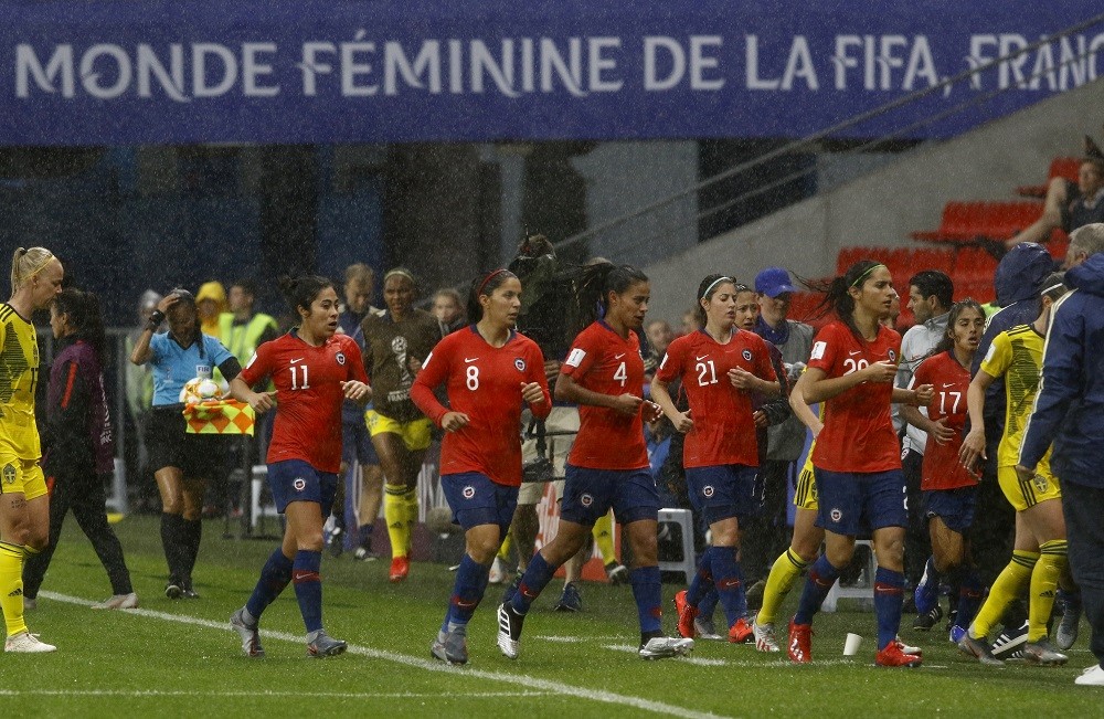 Espectacular registro: imágenes muestran tormenta eléctrica que suspendió duelo Chile-Suecia