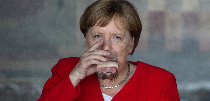 ¿Por qué la canciller alemana Ángela Merkel presentó temblores involuntarios en un acto oficial?