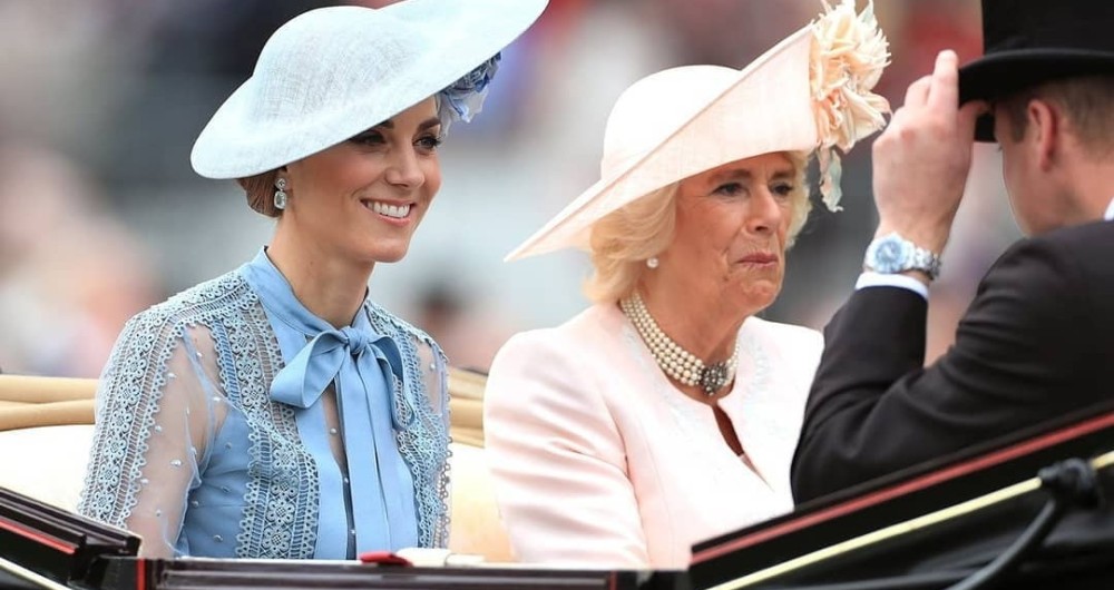 ¿Por qué las mujeres de la realeza ocupan (casi siempre) los asientos traseros de los carruajes?