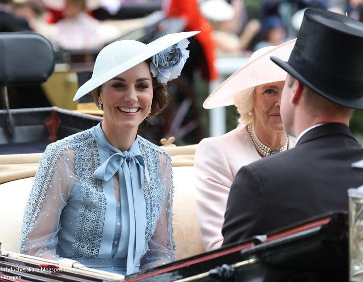 Mujeres realeza carruaje asiento