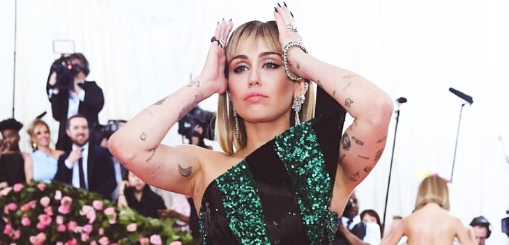 Incómodo momento: fanático besó a la fuerza a Miley Cyrus en la mejilla y registro se hizo viral