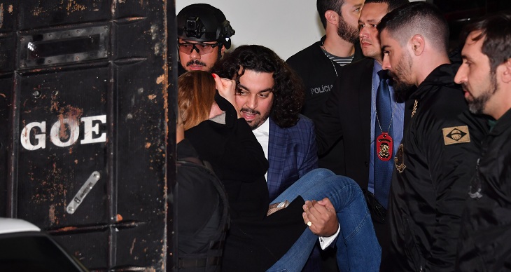 Najila Trindade es llevada por su abogado Danilo García de Andrade a un vehículo policial.